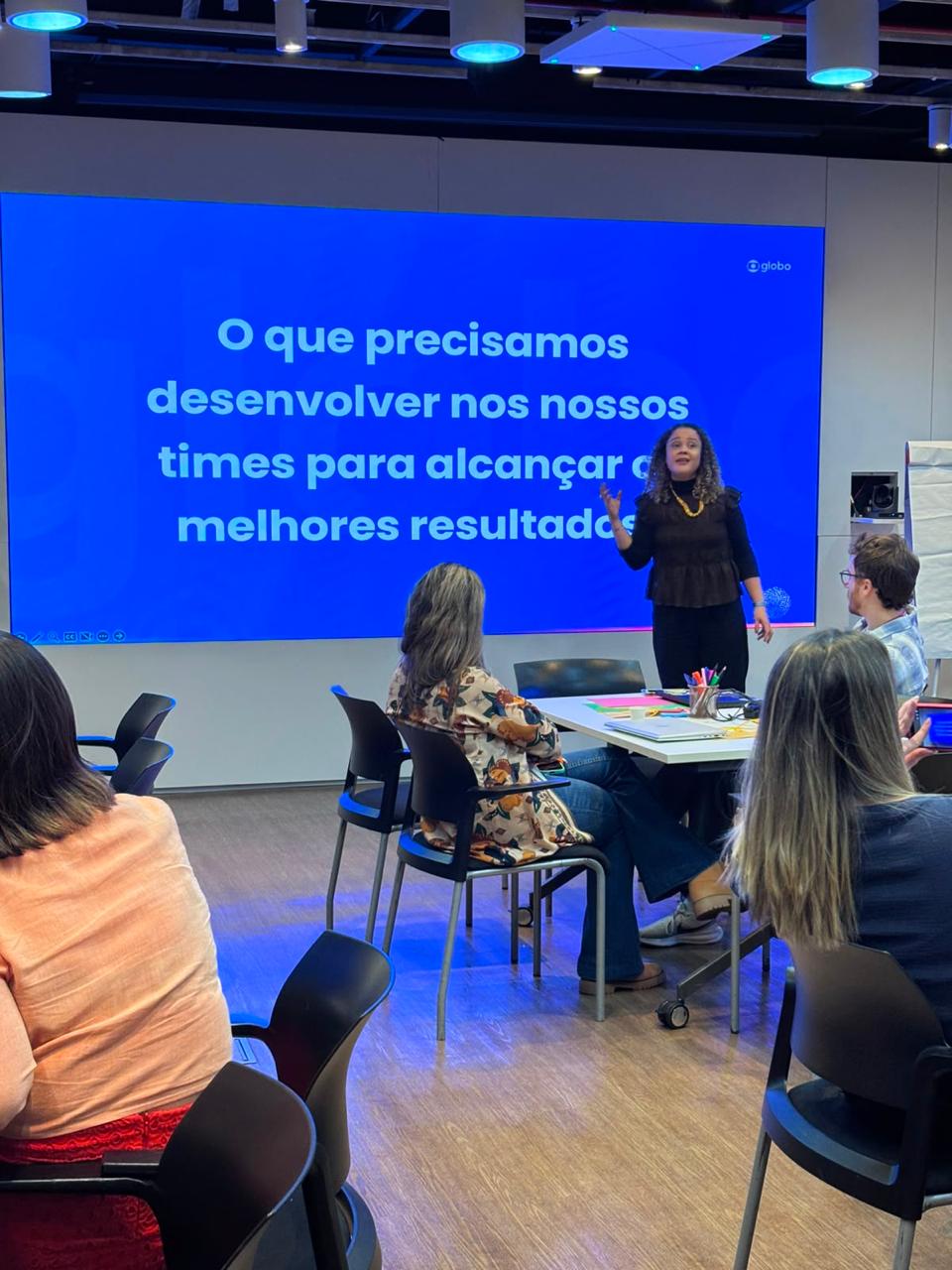 Clarice Sousa facilitando treinamento para líderes
