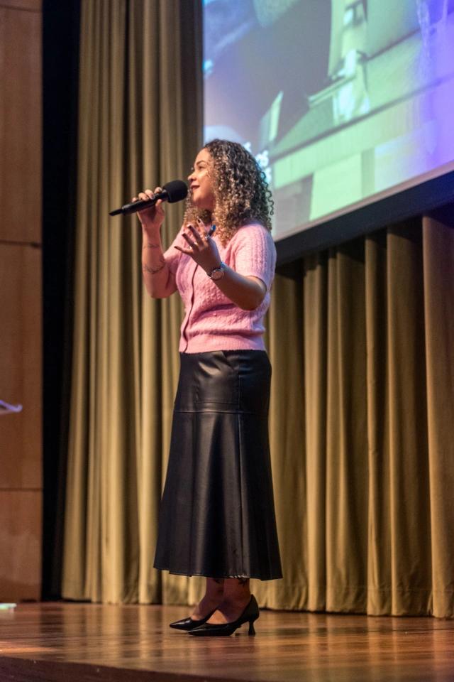 Clarice Sousa em palestra para líderes